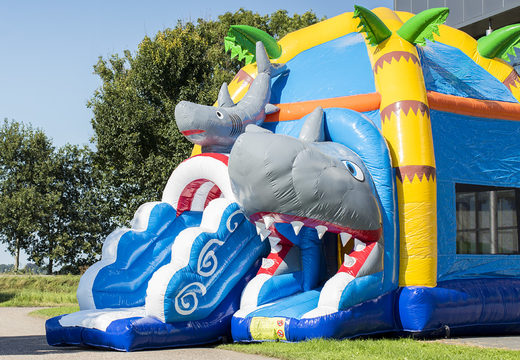 Compre um castelo insuflável super maxifun em cores brilhantes e divertidas figuras 3D com o tema tubarão na JB Insufláveis Portugal. Encomende castelos insufláveis agora online em JB Insufláveis Portugal