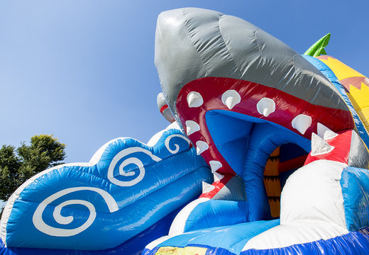 Castelo coberto insuflável maxifun super com slide no tema tubarão para crianças. Compre castelos insufláveis online na JB Insufláveis Portugal
