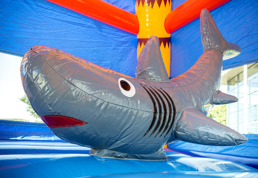 Encomende uma casa insuflável maxifun interna com temática de super tubarão para crianças. Compre castelos insufláveis agora online em JB Insufláveis Portugal