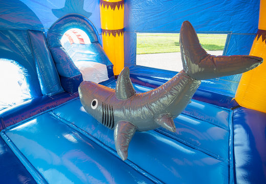Compre um castelo insuflável super maxifun em cores brilhantes e divertidas figuras 3D com o tema tubarão na JB Insufláveis Portugal. Encomende castelos insufláveis agora online em JB Insufláveis Portugal