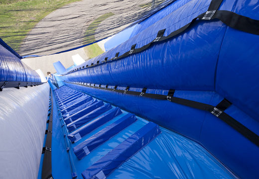 Compre o escorrega monstro inflável perfeito com 11 metros de altura e 53 metros de comprimento com escada dupla para crianças. Encomende escorregas insufláveis ​​online na JB Insuflaveis Portugal
