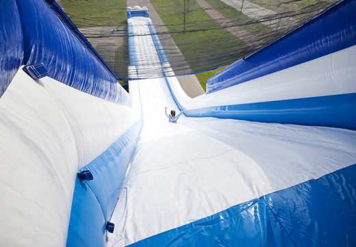 Encomende um escorrega monstro inflável perfeito com 11 metros de altura e 53 metros de comprimento com escada dupla para crianças. Compre escorregas insufláveis ​​online na JB Insuflaveis Portugal