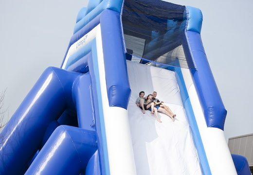 Encomende o escorrega inflável monstro de 11 metros de altura e 53 metros de comprimento com escada dupla para crianças. Compre escorregas insufláveis ​​online na JB Insuflaveis Portugal