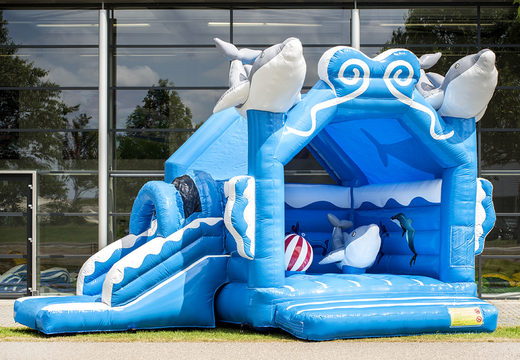 Compre um castelo insuflável multiuso azul com o tema dos golfinhos, com telhado e objetos 3D no topo para as crianças na JB Insufláveis Portugal. Encomende castelos insufláveis ​​online na JB Insufláveis Portugal