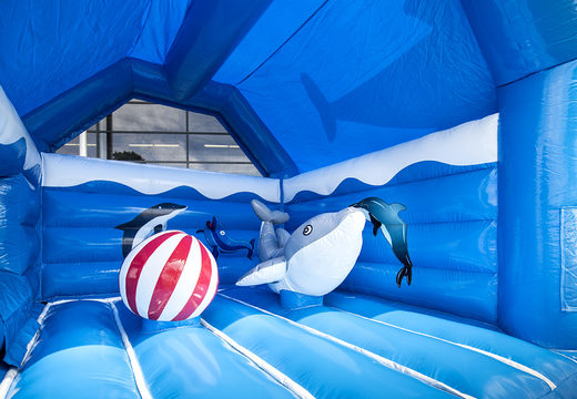 Compre um castelo insuflável azul multiuso interno em um tema golfinho com slide e com grandes objetos 3D em cima para as crianças. Encomende castelos insufláveis ​​online na JB Insufláveis Portugal