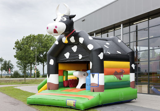 Compre um coberto castelo insuflável com um objeto 3D de uma vaca no telhado na JB Insufláveis Portugal. Encomende castelos insufláveis online na JB Insufláveis Portugal