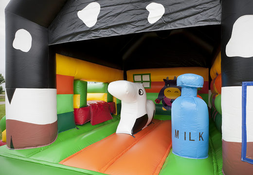 Encomende o castelo insuflável  multifuncional com vários obstáculos, um escorregador e uma figura 3D de uma vaca no telhado para as crianças. Compre castelos insufláveis online na JB Insufláveis Portugal