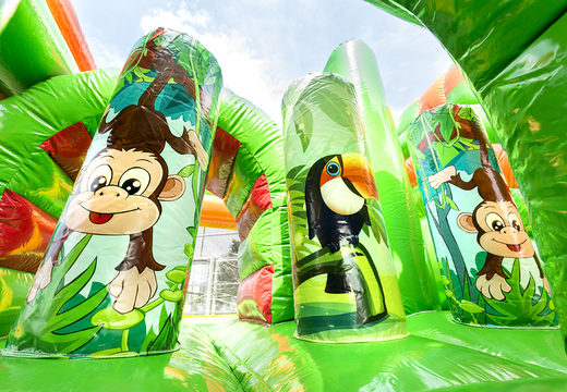Castelo insuflável de gorila safari multiplay com um slide, objetos divertidos na superfície de salto e objetos 3D atraentes para crianças. Encomende castelos insufláveis ​​online na JB Insufláveis ​​Portugal