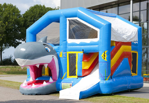 Castelo insuflável com tema de tubarão com escorregador, pilares na superfície de salto e impressionante objeto 3D para crianças. Compre castelos ​​insufláveis ​​online na JB Insufláveis ​​Portugal