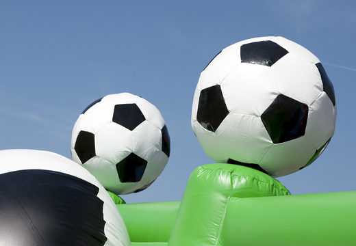 Castelo insuflável com tema de futebol com escorregador, objetos divertidos na superfície de salto e impressionantes objetos 3D para crianças. Compre castelos ​​insufláveis ​​online na JB Insufláveis ​​Portugal