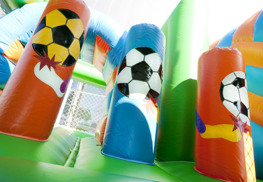 Encomende um castelo insuflável de futebol médio com escorregador para crianças. Compre castelos ​​insufláveis ​​online na JB Insufláveis ​​Portugal