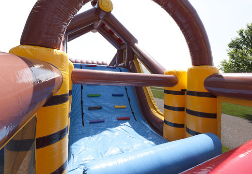 Compre uma pista de obstáculo inflável de 17 metros com o tema pirata para crianças. Ordene pistas de obstáculos infláveis ​​agora online em JB Insuflaveis Portugal