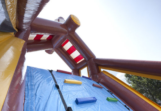 Obtenha agora sua pista de obstáculo infláveis ​​com tema de pirata de 17 metros de largura para crianças. Ordene pistas de obstáculos infláveis ​​na JB Insuflaveis Portugal