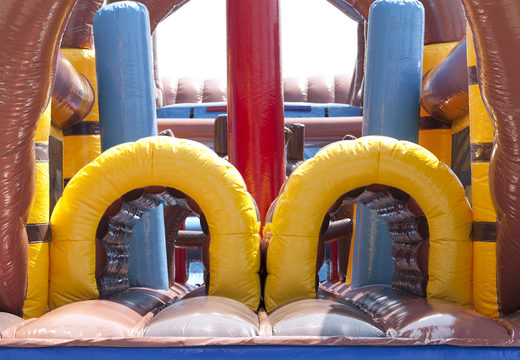Compre uma pista de obstáculo inflável de 17 metros com o tema pirata para crianças. Ordene pistas de obstáculos infláveis ​​agora online em JB Insuflaveis Portugal