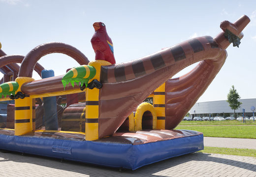 Pista de obstáculo com tema de piratas de 17 metros de largura, 7 elementos de jogo e objetos coloridos para crianças. Compre pistas de obstáculos infláveis ​​online agora na JB Insuflaveis Portugal