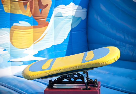 Compre um tapete inflável com tema de surf para jovens e idosos. Encomende agora online um tapete insuflável de queda em JB Insuflaveis Portugal