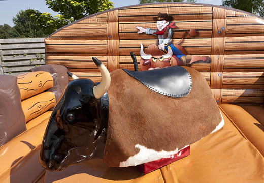 Ordene o Rodeo Valmat Western para jovens e idosos. Compre um tapete inflável de queda agora online em JB Insuflaveis Portugal