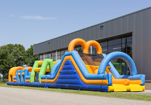 Compre uma pista de obstáculo dupla de 27 metros em cores alegres para as crianças. Ordene pistas de obstáculos infláveis ​​agora online em JB Insuflaveis Portugal