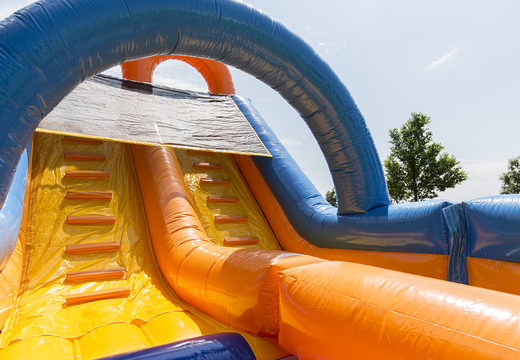 Compre uma pista de obstáculo dupla inflável de 27 metros de cores alegres para as crianças. Ordene pistas de obstáculos infláveis ​​agora online em JB Insuflaveis Portugal