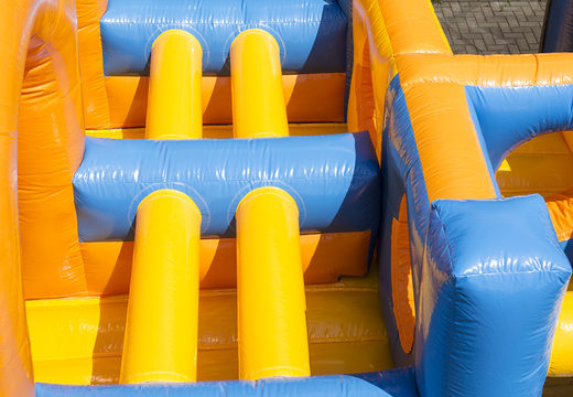 Compre uma pista de obstáculo dupla inflável de 27 metros em cores alegres para as crianças. Ordene pistas de obstáculos infláveis ​​agora online em JB Insuflaveis Portugal