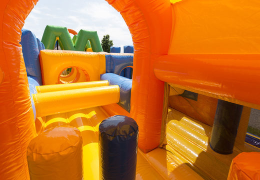 Obtenha já online a sua pista de obstáculo dupla de 27 metros em cores alegres para crianças. Compre pistas de obstáculos infláveis ​​na JB Insuflaveis Portugal