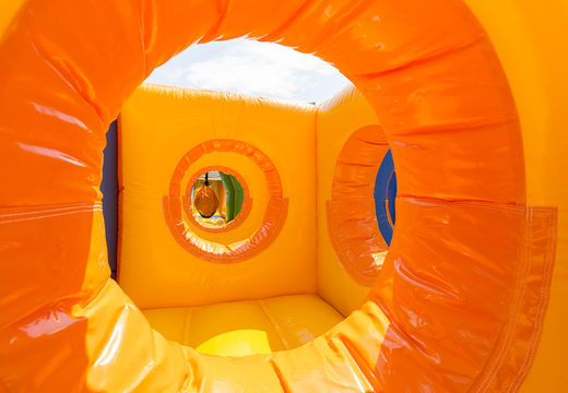 Compre um pista de obstáculo Dubbel de 27m em cores alegres para as crianças. Ordene pistas de obstáculos infláveis ​​agora online em JB Insuflaveis Portugal