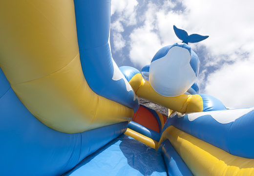 Slide inflável no tema golfinho com piscina, impressionante objeto 3D, cores frescas e o obstáculo 3D para crianças. Ordene escorregadores infláveis ​​agora online em JB Insuflaveis Portugal