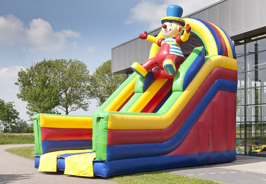 Slide inflável com tema de palhaço com piscina, objeto 3D impressionante, cores frescas e obstáculos 3D para crianças. Ordene escorregadores infláveis ​​agora online em JB Insuflaveis Portugal