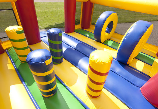 Slide inflável multiplay em um tema de palhaço com piscina, objeto 3D impressionante, cores frescas e o obstáculo 3D para crianças. Ordene escorregadores infláveis ​​agora online em JB Insuflaveis Portugal
