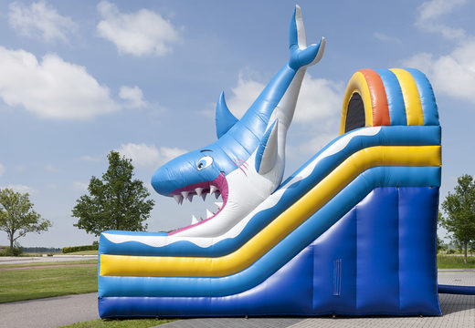 Escorrega inflável multifuncional com tema de tubarão e piscina, objeto 3D impressionante, cores frescas e obstáculos 3D para crianças. Ordene escorregadores infláveis ​​agora online em JB Insuflaveis Portugal