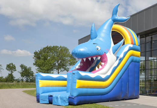Slide multifuncional inflável no tema tubarão com piscina, objeto 3D impressionante, cores frescas e obstáculos 3D para crianças. Compre escorregadores infláveis ​​agora online na JB Insuflaveis Portugal