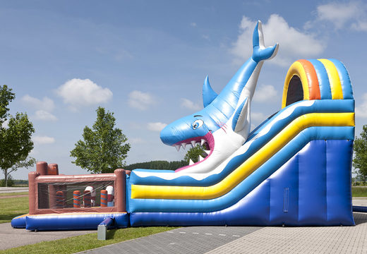 Escorrega inflável multifuncional com tema de tubarão com piscina, objeto 3D impressionante, cores frescas e obstáculos 3D para crianças. Compre escorregadores infláveis ​​agora online na JB Insuflaveis Portugal
