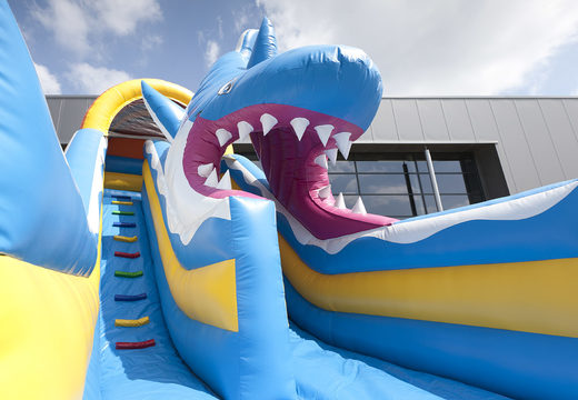 Compre um escorregador inflável multifuncional com o tema do tubarão e uma piscina infantil, um objeto 3D impressionante, cores vivas e o obstáculo 3D para as crianças. Ordene escorregadores infláveis ​​agora online em JB Insuflaveis Portugal