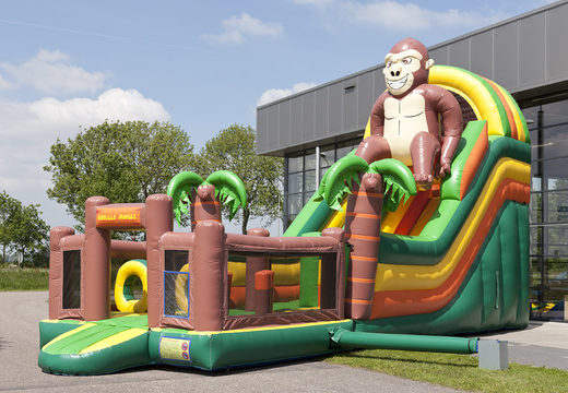 Escorrega inflável multifuncional no tema gorila com piscina, objeto 3D impressionante, cores frescas e obstáculos 3D para crianças. Compre escorregadores infláveis ​​agora online na JB Insuflaveis Portugal