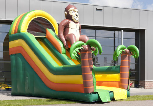 Slide multifuncional único no tema gorila com piscina, objeto 3D impressionante, cores frescas e obstáculos 3D para crianças. Compre escorregadores infláveis ​​agora online na JB Insuflaveis Portugal