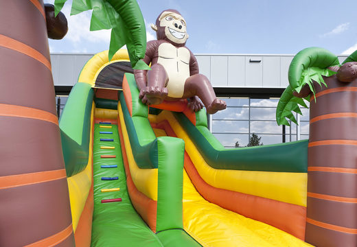 Escorrega inflável multifuncional no tema gorila com piscina, objeto 3D impressionante, cores frescas e obstáculos 3D para crianças. Ordene escorregadores infláveis ​​agora online em JB Insuflaveis Portugal
