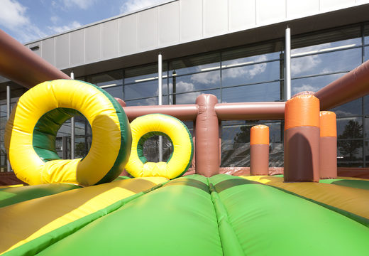 Ordene um escorregador multifuncional inflável no tema gorila com uma piscina, um objeto 3D impressionante, cores frescas e os obstáculos 3D para crianças. Compre escorregadores infláveis ​​agora online na JB Insuflaveis Portugal