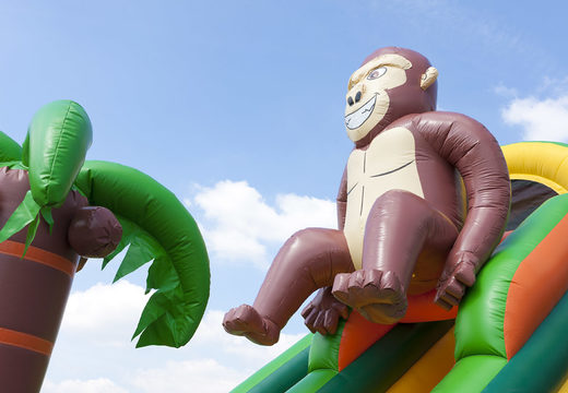 Compre um escorregador inflável multifuncional com o tema do gorila e uma piscina infantil, um objeto 3D impressionante, cores frescas e o obstáculo 3D para as crianças. Ordene escorregadores infláveis ​​agora online em JB Insuflaveis Portugal