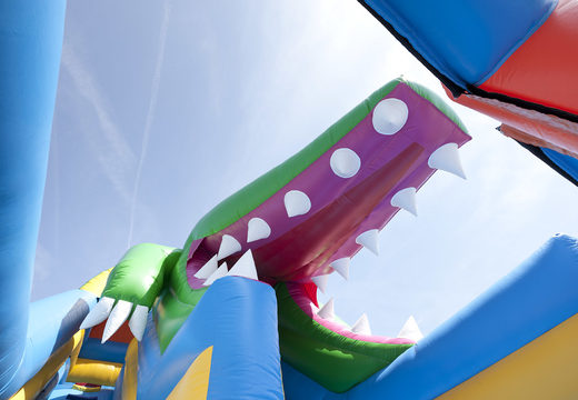 Slide inflável multifuncional no tema crocodilo com piscina, objeto 3D impressionante, cores frescas e obstáculos 3D para crianças. Ordene escorregadores infláveis ​​agora online em JB Insuflaveis Portugal