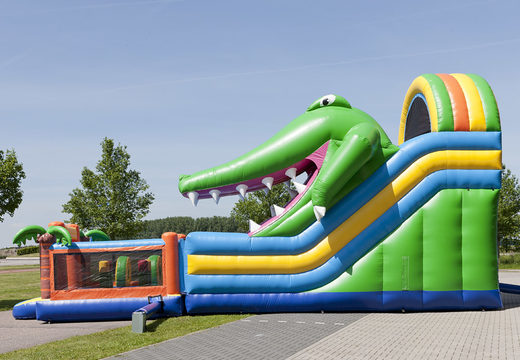 Slide inflável multiplay em um tema de crocodilo com piscina, objeto 3D impressionante, cores frescas e o obstáculo 3D para crianças. Ordene escorregadores infláveis ​​agora online em JB Insuflaveis Portugal