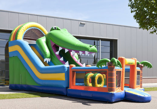 Compre um escorregador inflável multifuncional com temática de crocodilo e uma piscina infantil, um objeto 3D impressionante, cores frescas e o obstáculo 3D para crianças. Ordene escorregadores infláveis ​​agora online em JB Insuflaveis Portugal
