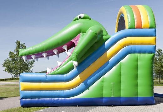 Slide inflável com tema de crocodilo com piscina, objeto 3D impressionante, cores frescas e o obstáculo 3D para crianças. Ordene escorregadores infláveis ​​agora online em JB Insuflaveis Portugal