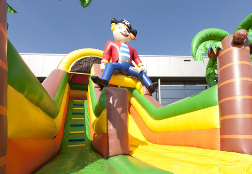 Escorrega inflável com tema de pirata com piscina, objeto 3D impressionante, cores frescas e obstáculos 3D para crianças. Ordene escorregadores infláveis ​​agora online em JB Insuflaveis Portugal