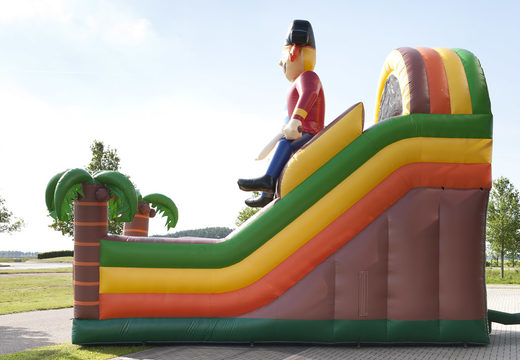Slide multifuncional único em um tema de pirata com uma piscina, objeto 3D impressionante, cores frescas e os obstáculos 3D para crianças. Compre escorregadores infláveis ​​agora online na JB Insuflaveis Portugal
