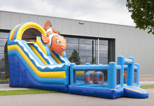 Slide inflável multifuncional no tema peixe-palhaço com piscina, objeto 3D impressionante, cores frescas e obstáculos 3D para crianças. Ordene escorregadores infláveis ​​agora online em JB Insuflaveis Portugal