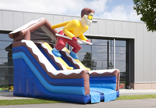 Ordene um escorregador multifuncional inflável no tema Ski com uma piscina infantil, um objeto 3D impressionante, cores frescas e os obstáculos 3D para crianças. Compre escorregadores infláveis ​​agora online na JB Insuflaveis Portugal