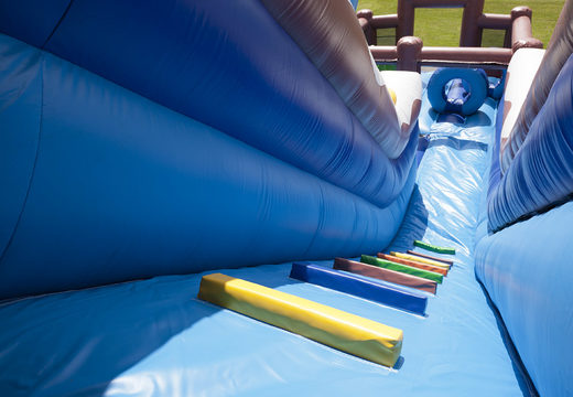 Slide inflável no tema Ski com piscina, impressionante objeto 3D, cores frescas e o obstáculo 3D para crianças. Ordene escorregadores infláveis ​​agora online em JB Insuflaveis Portugal