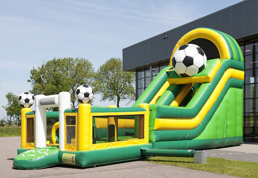 Slide inflável único no tema futebol com piscina, objeto 3D impressionante, cores frescas e obstáculos 3D para crianças. Ordene escorregadores infláveis ​​agora online em JB Insuflaveis Portugal