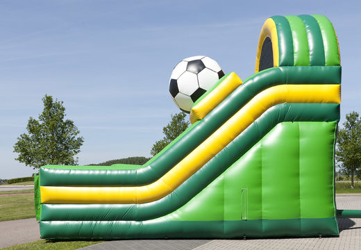 Slide multifuncional exclusivo com tema de futebol com piscina, objeto 3D impressionante, cores frescas e obstáculos 3D para crianças. Compre escorregadores infláveis ​​agora online na JB Insuflaveis Portugal