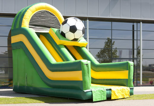 Escorrega multifuncional inflável no tema futebol com piscina, objeto 3D impressionante, cores frescas e obstáculos 3D para crianças. Compre escorregadores infláveis ​​agora online na JB Insuflaveis Portugal